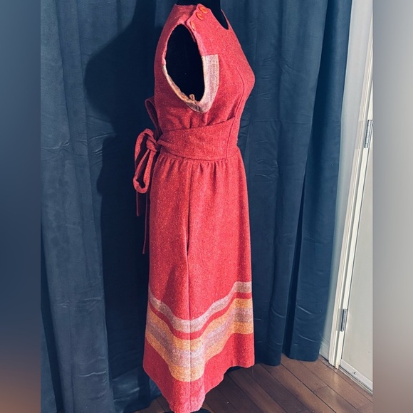 Gorgeous vintage brick red wool dress with built-in sash belt - Picture 3 of 9